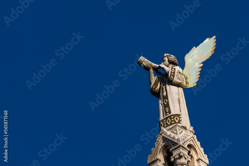 Fotografia Cherub Angel blowing trumpet