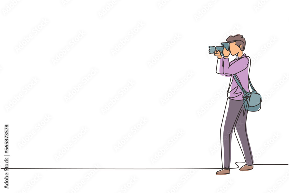 Single continuous line drawing photographer holding photo camera and photographing. Creative profession or occupation. Happy male take photo shot. One line draw graphic design vector illustration Single continuous line drawing photographer holding photo camera and photographing. Creative profession or occupation. Happy male take photo shot. One line draw graphic design vector illustration