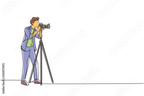 Single continuous line drawing professional photographer with camera pose, male take photo shots, paparazzi, journalist occupation, digital photography hobby. One line draw design vector illustration