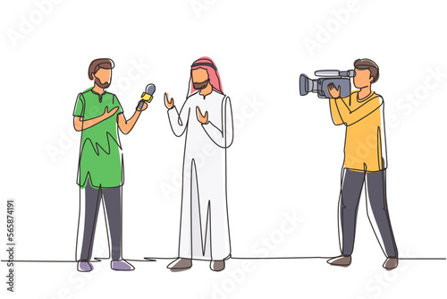 Single continuous line drawing Arab journalists take interview. TV host or reporter, cameraman questioning Arabian man. Broadcasting reportage with cameraman. One line draw design vector illustration