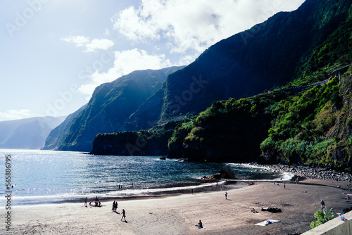 Playa de la isla de madeira, con acantilados tropicales