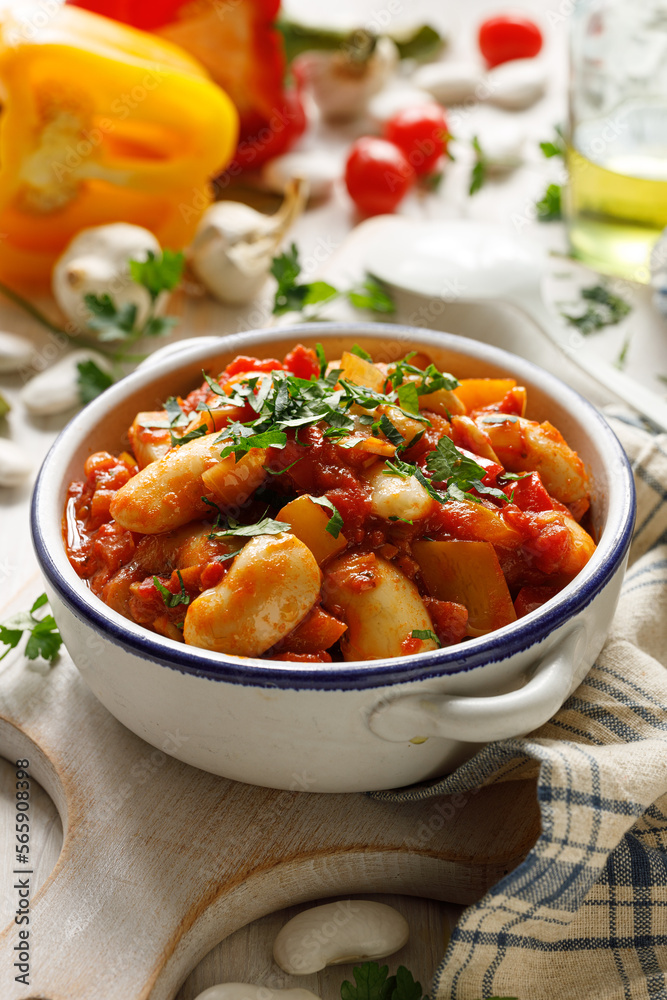 Vegetable dish of beans, peppers and tomatoes sprinkled with fresh parsley. Vegan stew with vegetables Vegetable dish of beans, peppers and tomatoes sprinkled with fresh parsley. Vegan stew with vegetables