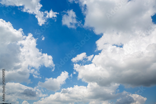 Fototapeta Naklejka Na Ścianę i Meble -  파란하늘과 아름다운 흰구름 풍경