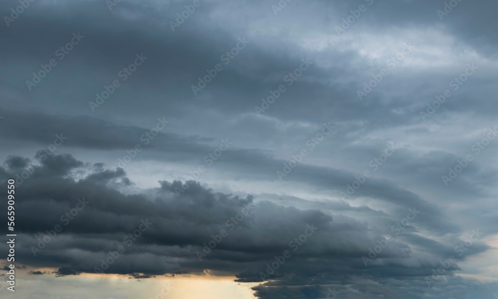 Obraz premium Himmel mit dramatischer Wolkenwand und aufziehendem Unwetter