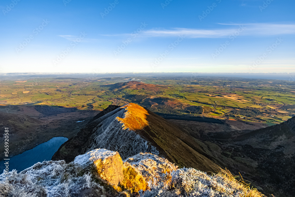 Ταπετσαρία Picturesque Irish landscape with Coumshingaun Lough lake surrounded by Comeragh Mountains in County Waterford, Ireland