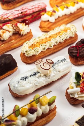 Foto An assortment of vibrant eclair flavors
