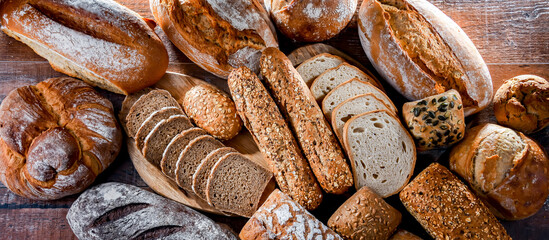 Papier peint photo Boulangerie Sélection de pains et petits pains variés  © monticellllo