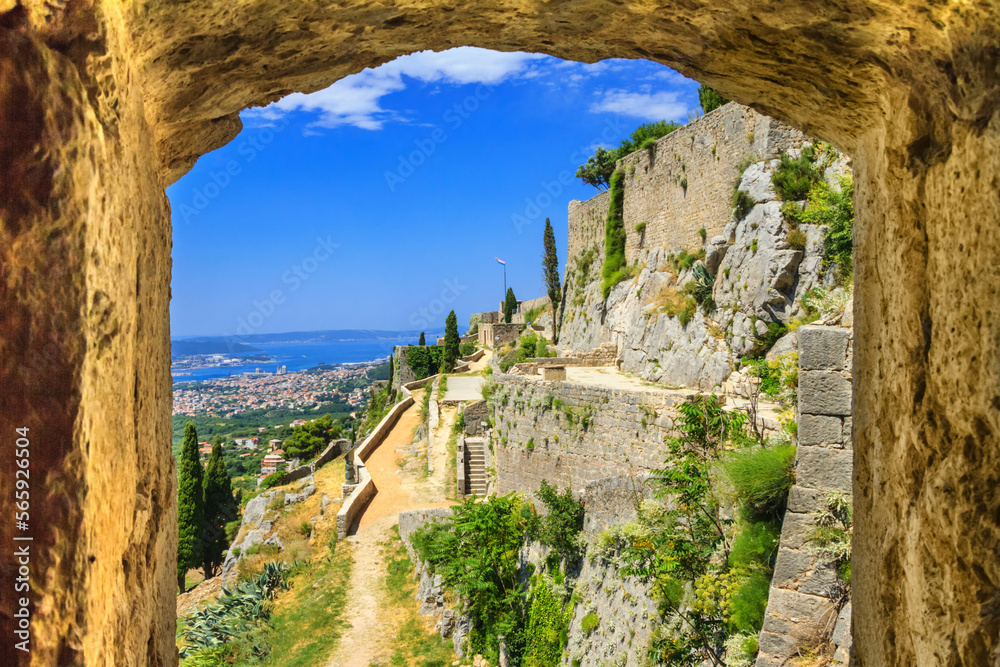 Εκτύπωση καμβά Summer mediterranean landscape - view from the loophole of the tower to the Klis