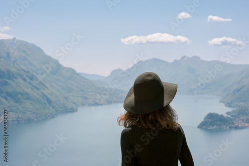Frau mit Hut auf Berg mit Ausblick auf Comer See