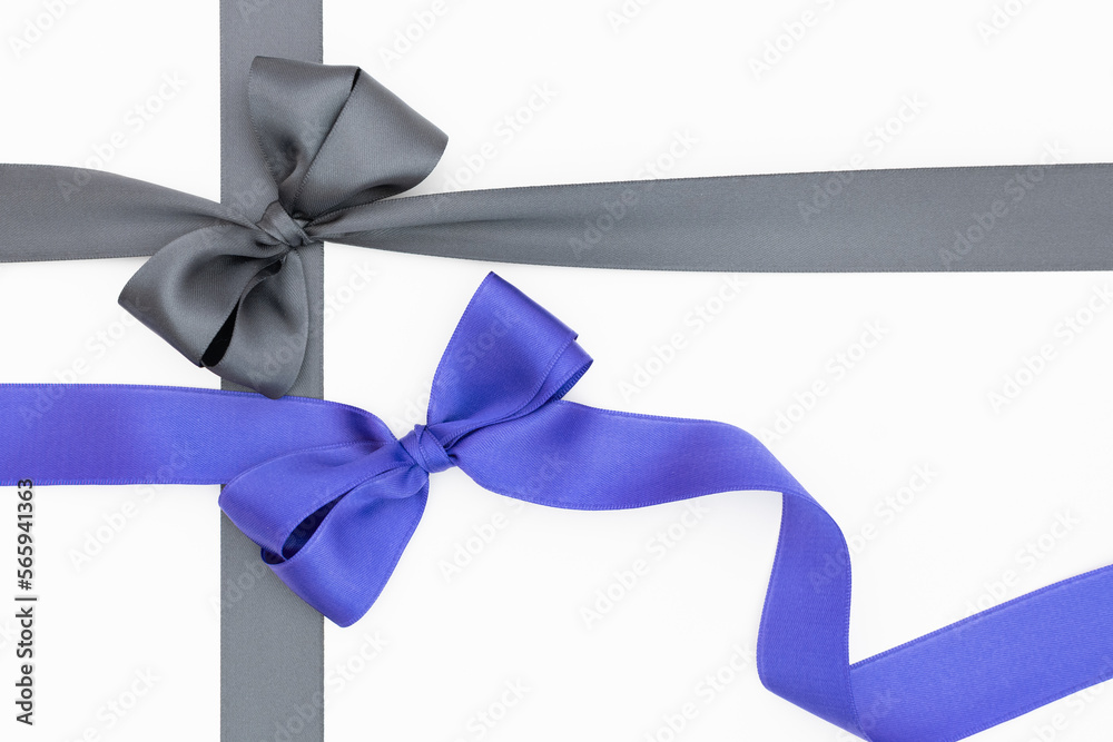 	
Nœuds de ruban de satin pour paquet cadeau de couleurs bleu et gris, isolé sur du fond blanc. Arrière-plan avec nœud en ruban sur fond blanc.	