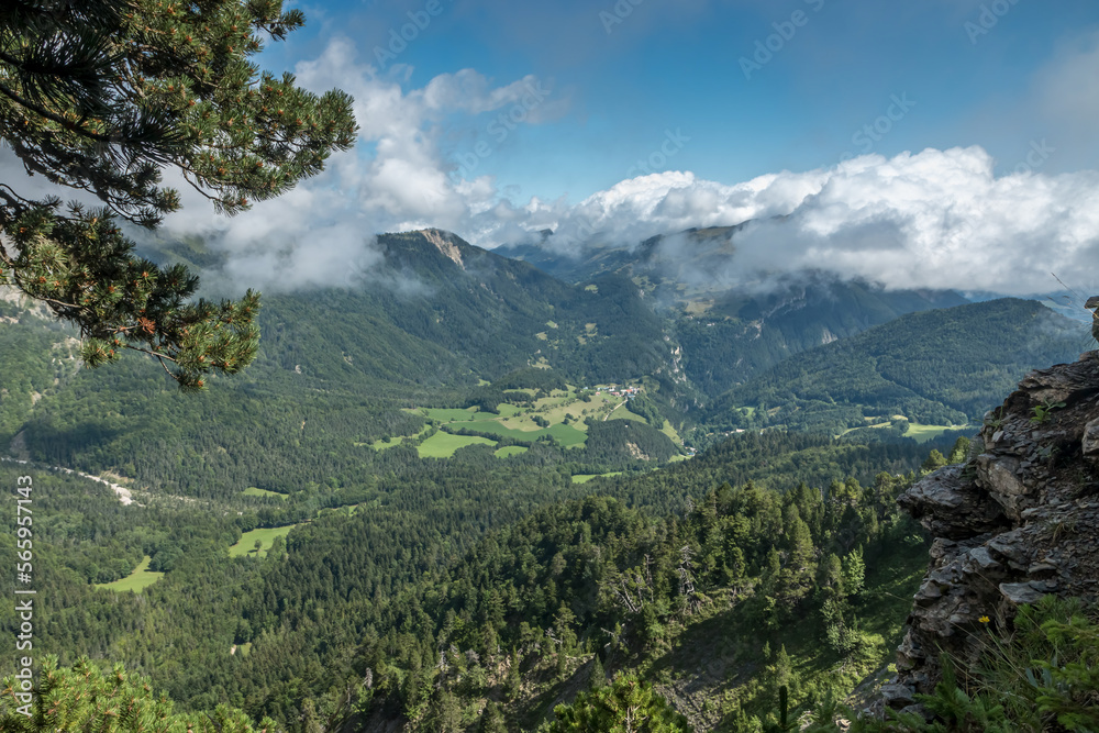 Vallon de Gresse en Vercors et le Grand Bisou , Paysage du massif du Vercors en été  , Isère .