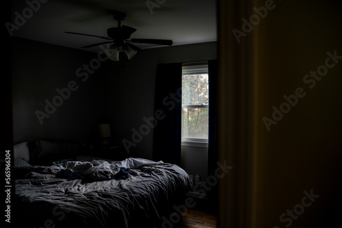Foto Unmade Messy Gray Bed in Small Bedroom in Afternoon