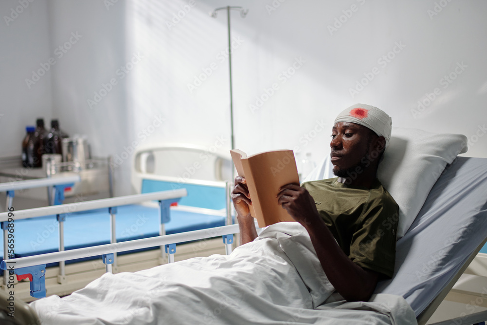 stockfoto-military-man-with-bleeding-head-injury-reading-book-when