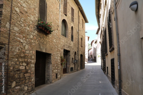 Fototapeta Naklejka Na Ścianę i Meble -  Old narrow alley in Spello, Umbria Italy