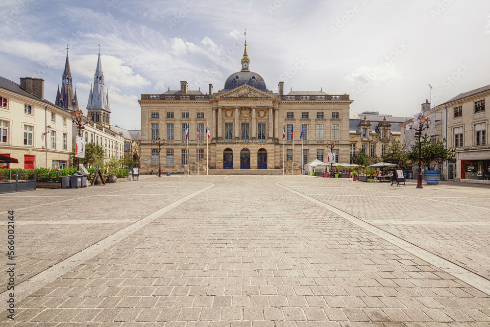 schönes Rathaus in Châlons-en-Champagne mit Marktplatz