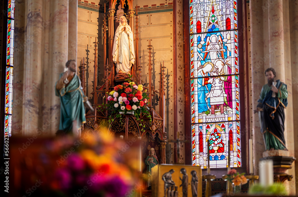 Fototapeta premium Heiligenstatuen Kirche Maria Lourdes Dussnang Schweiz
