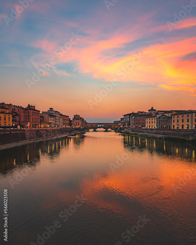 Rio Arno, florencia, al atardecer en verano