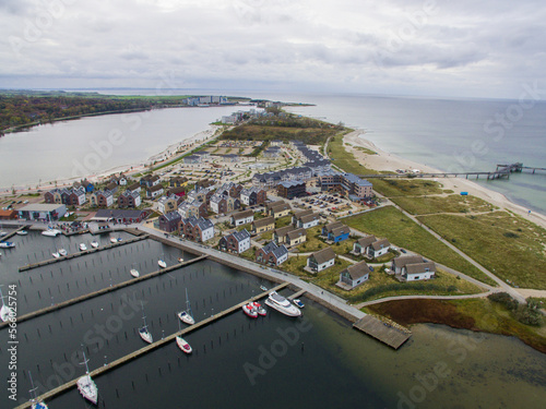 Heiligenhafen Hafenstadt an der Ostseeküste von oben / Luftaufnahme Binnensee Schleswig-Holstein Urlaubsort mit Yachthafen und Ferienwohnungen