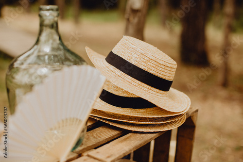 Des éventails et des chapeaux en guise de cadeaux pour la cérémonie de mariage