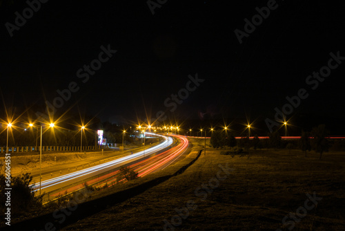Carretera iluminada con las luces que destellan de los vehículos que circulan