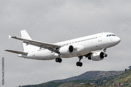 Avión de color blanco cara a cara Airbus A320 Aterrizando en el aeropuerto de La Palma en España 2