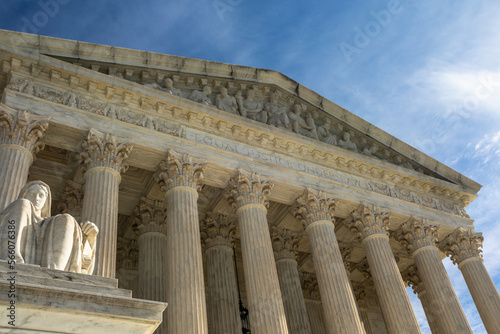 Canvas Print Low-Angle View of the United States Supreme Court Building Facade with Statue