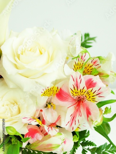 薔薇とアルストロメリアの花のブーケ