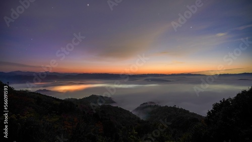 大撫山から見た夜明け前の雲海と街明かりのコラボ情景＠兵庫