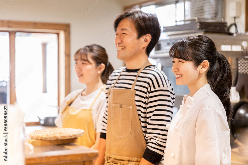 Obraz premium 水・お冷を持つ居酒屋・飲食店・カフェスタッフの男女(3人) 