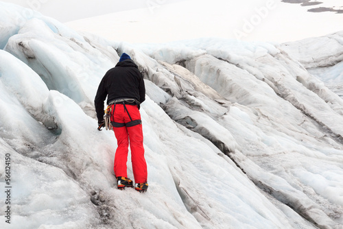 Foto Man trains to mountaineer with crampons on glacier Pasterze in Glockner Group, A