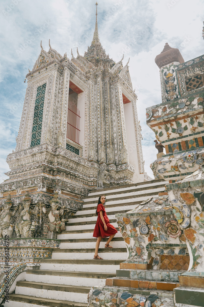 Obraz premium Tourist girl at Wat Arun Temple in Bangkok, Thailand