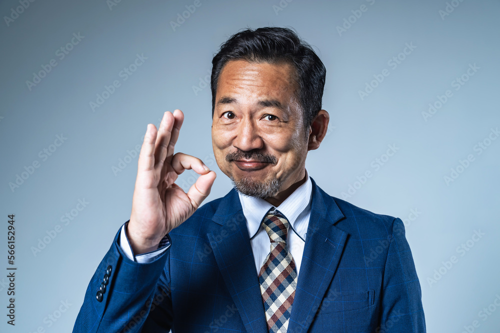 OKサインを見せる中年ビジネスマン