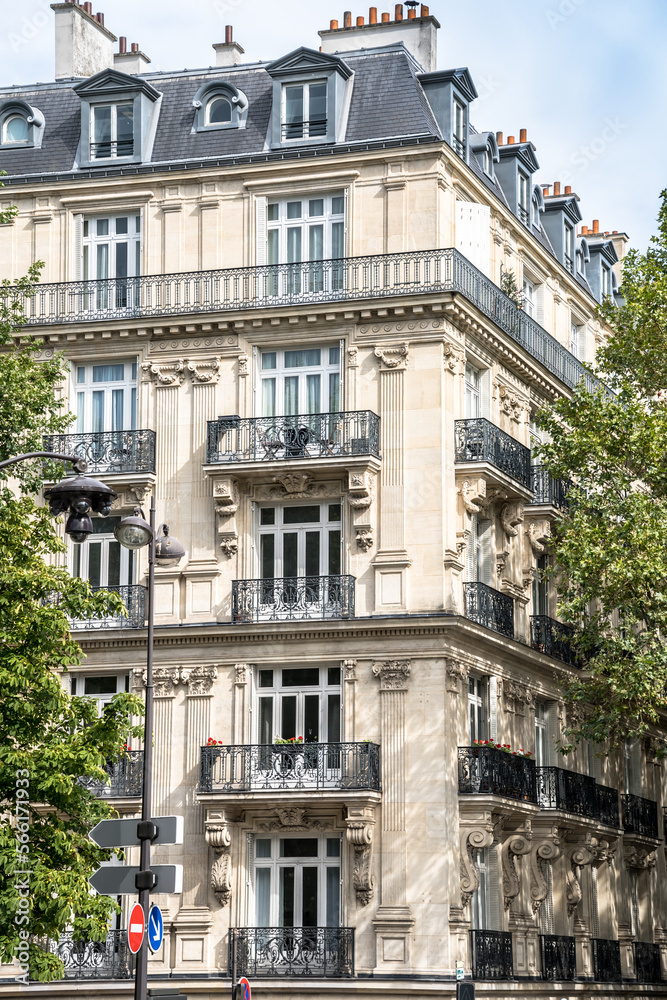 Fototapeta premium Beautiful buildings in Paris