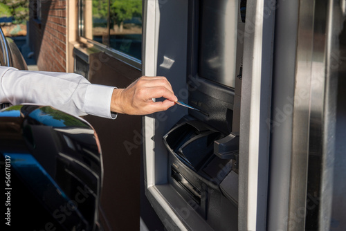 Cuadro en lienzo Man using - ATM drive through