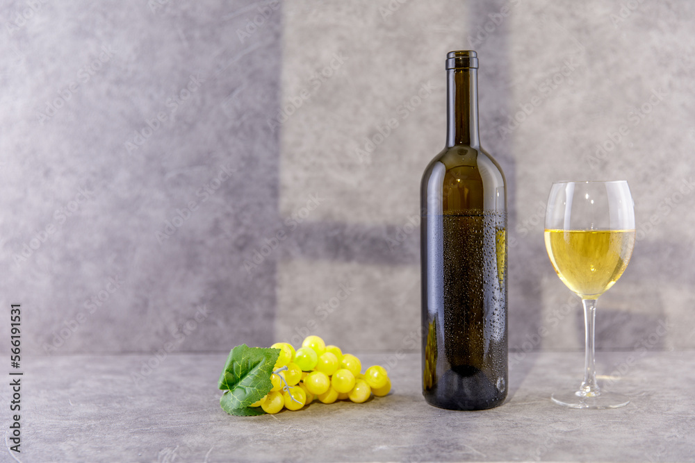 Obraz premium Weißwein im Glas