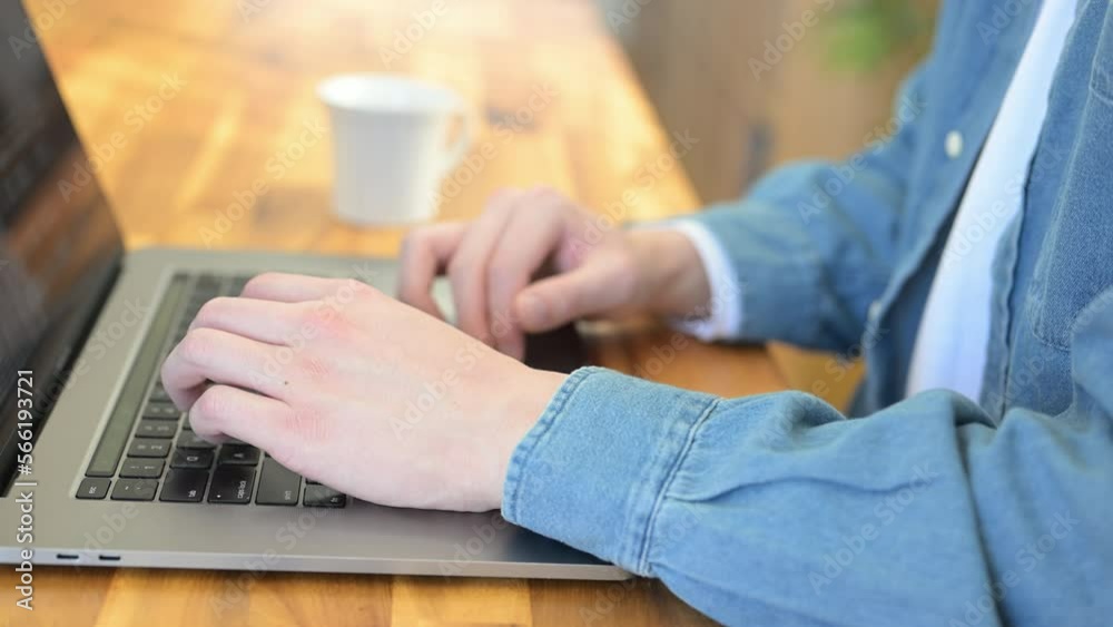 ビジネスイメージでも使いやすいタイピングをする男性の手元の動画 横から ビジネスイメージでも使いやすいタイピングをする男性の手元の動画 横から