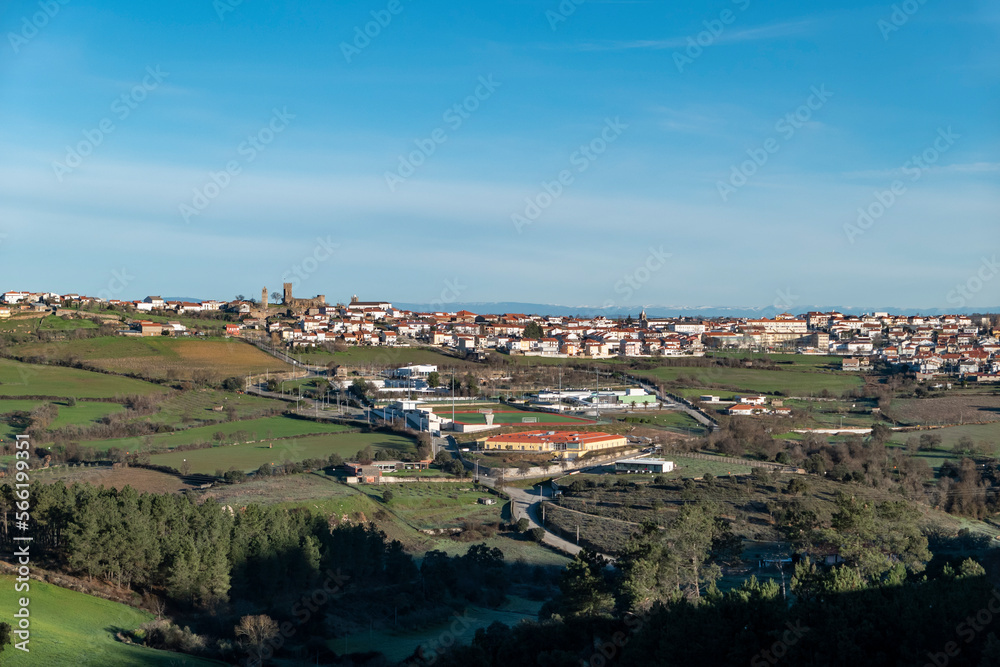 Obraz premium Vista panorâmica sobre parte da vila de Mogadouro em Trás os Montes, Portugal