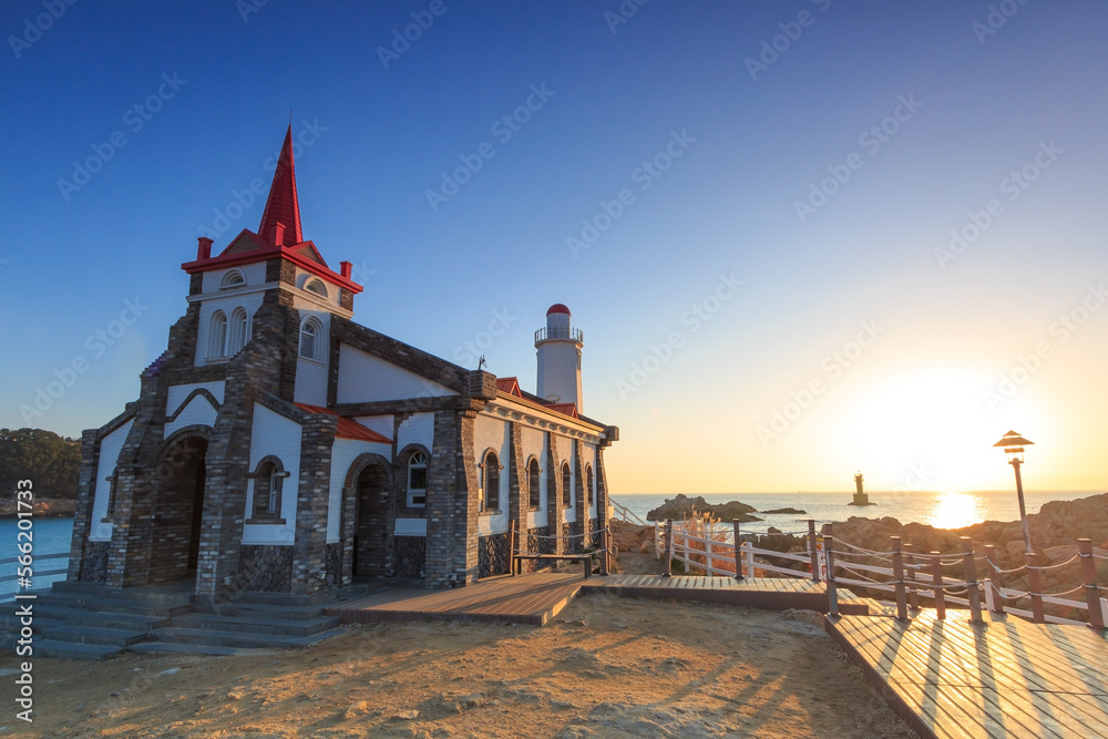 Obraz premium 부산시 기장군 죽성성당의 일출