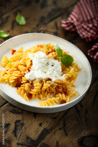 Pasta with tomatoes and fresh cheese
