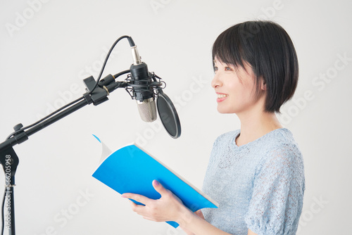 Quadro su tela ナレーションをするナレーターの女性