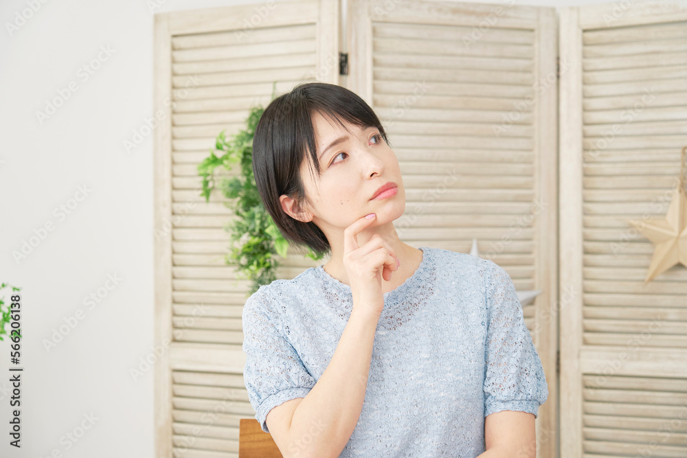 リビングで考える女性 コピースペース リビングで考える女性 コピースペース