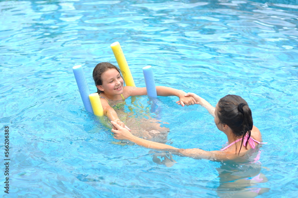mãe e filha se divertindo de férias na piscina spa