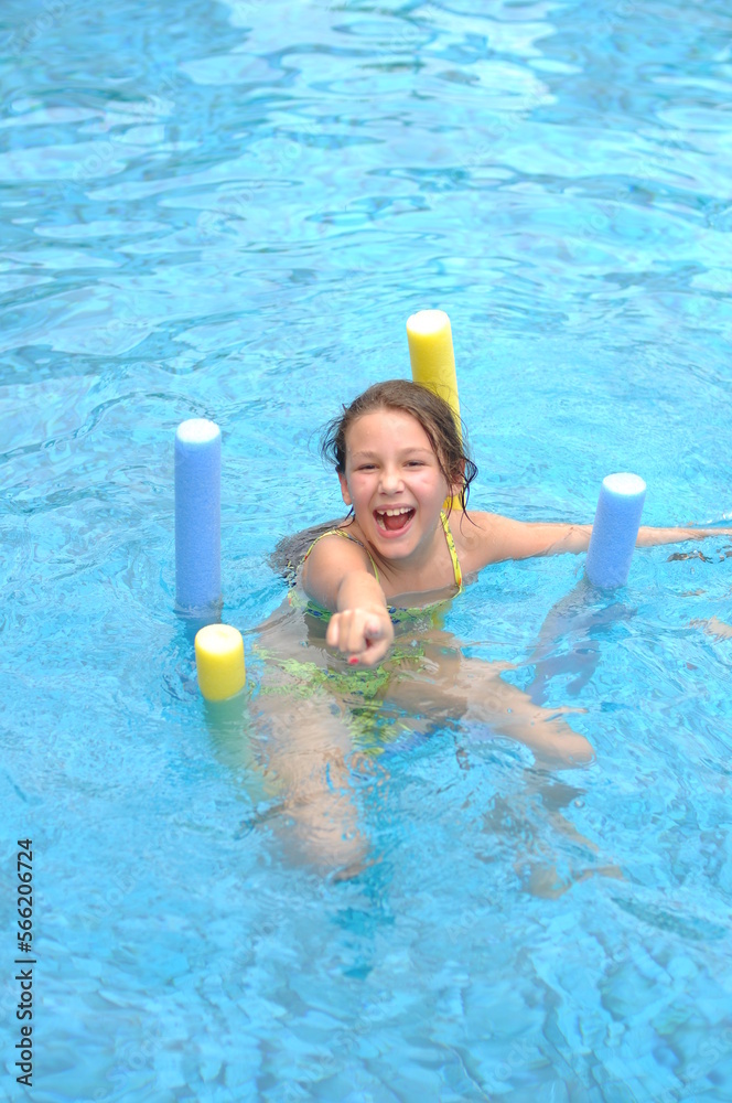 criança feliz na piscina verão divertido 