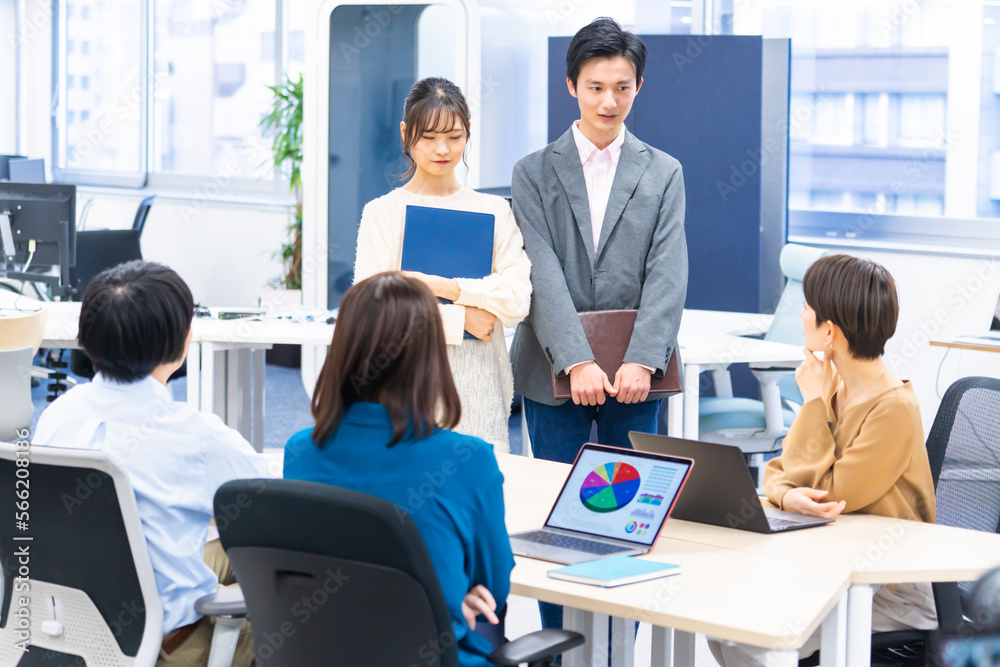 謝罪する若い日本人男女 謝罪する若い日本人男女