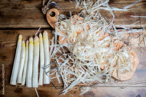 Spargel geschält auf Holzbrett photo