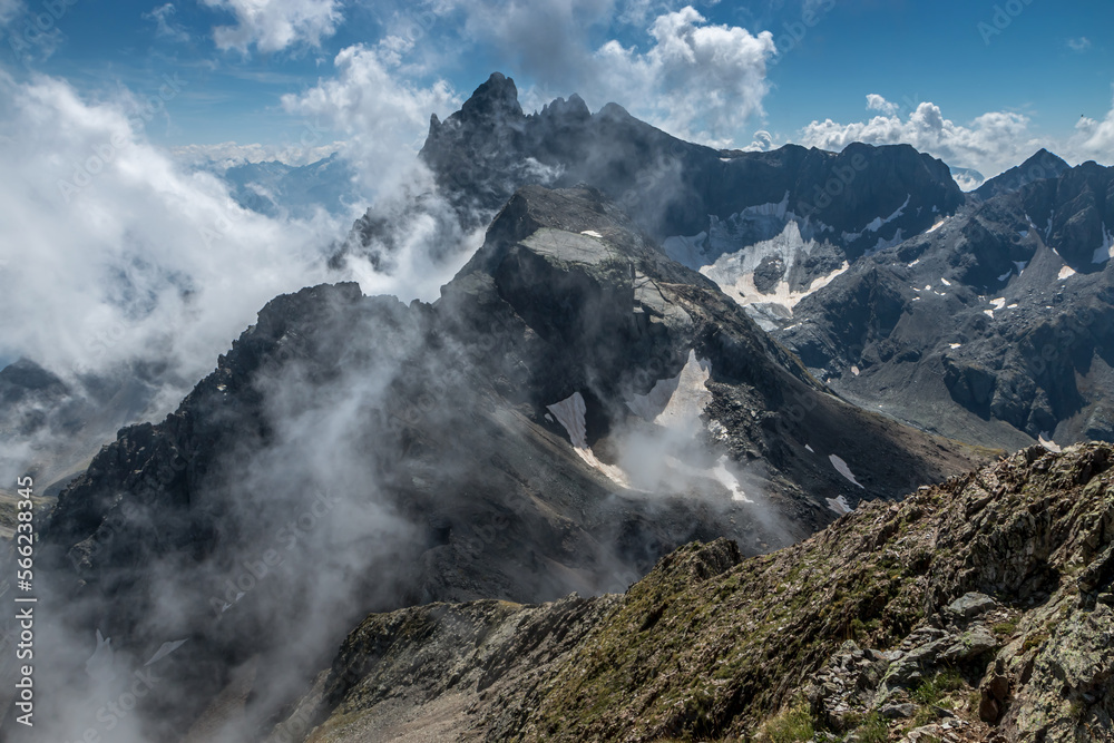 Vue sur le Grand Pic de Belledonne depuis le Rocher de l ' Homme  ,,Paysage de la chaîne de Belledonne en été ,Isère , Alpes .