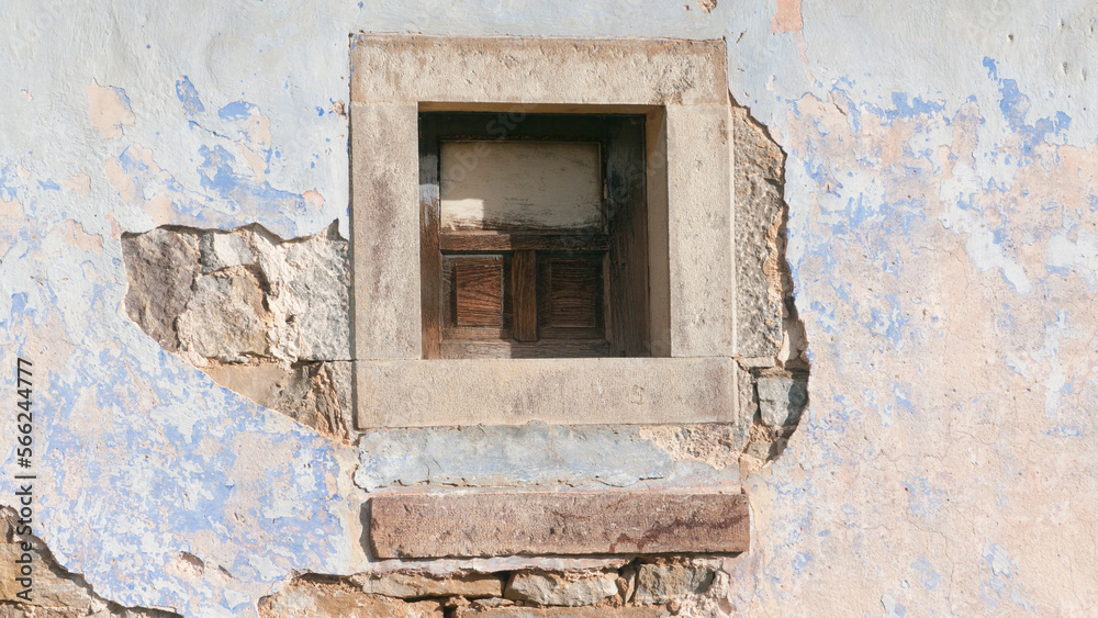 Ventana de casa rural abandonada en montaña Ventana de casa rural abandonada en montaña