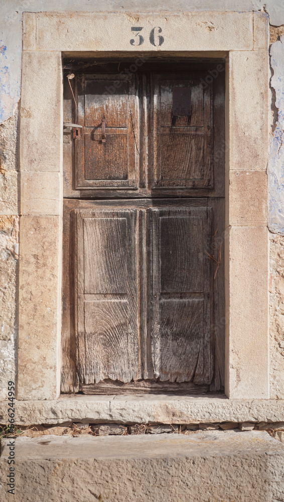 Puerta de madera en casa rural deteriorada