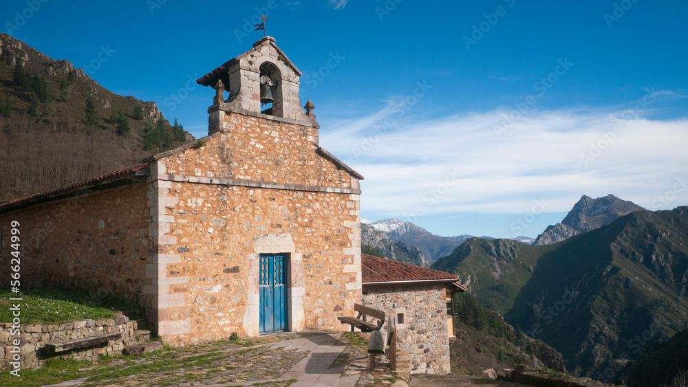 Pequeña iglesia medieval en pueblo de montaña