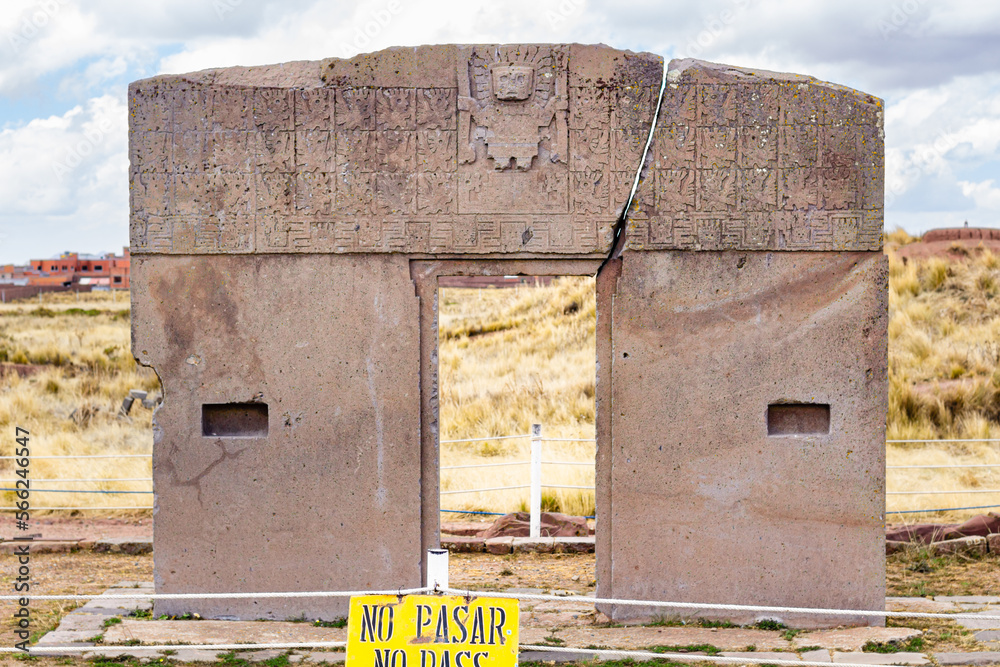 Ruinas arqueológicas de Tiwanaku ubicada La Paz, Bolivia cerca al Lago Titicaca - obrazy, fototapety, plakaty 